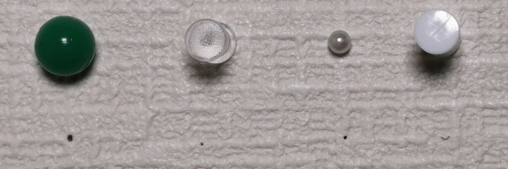 各種ピンと刺し跡の穴の大きさ比較